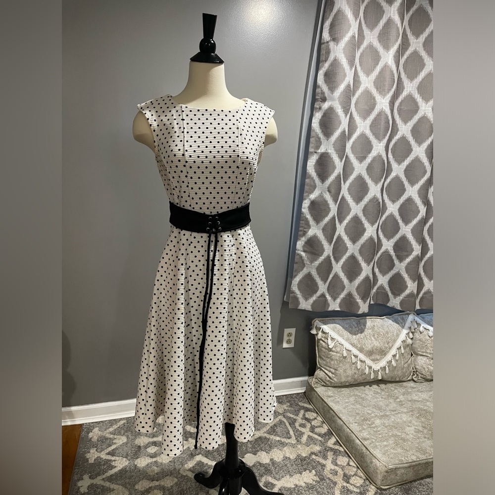 Danny & Nicole Ladies 6 White & Black Polka-Dot Sleeveless